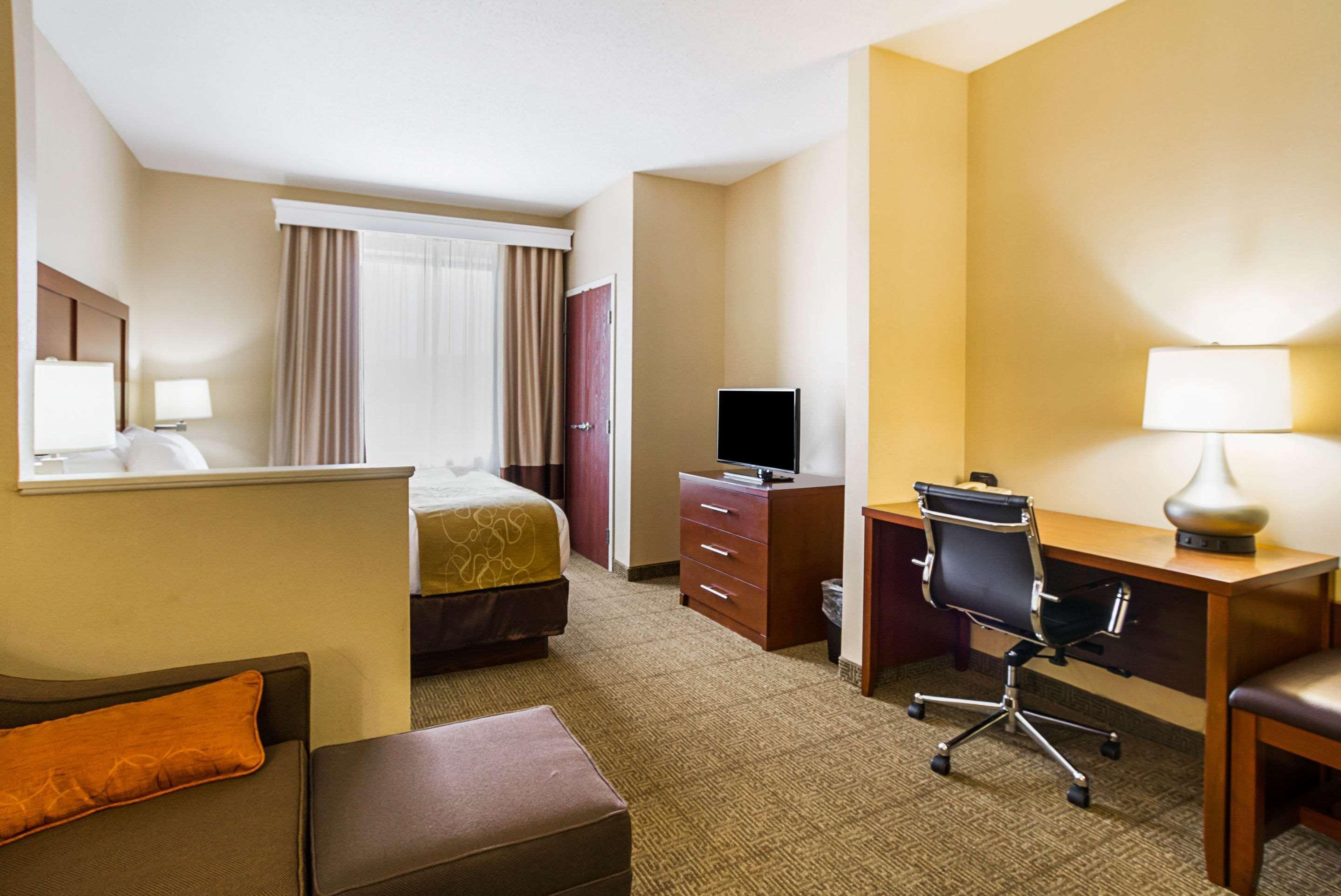 Comfort Suites Twinsburg Exterior photo