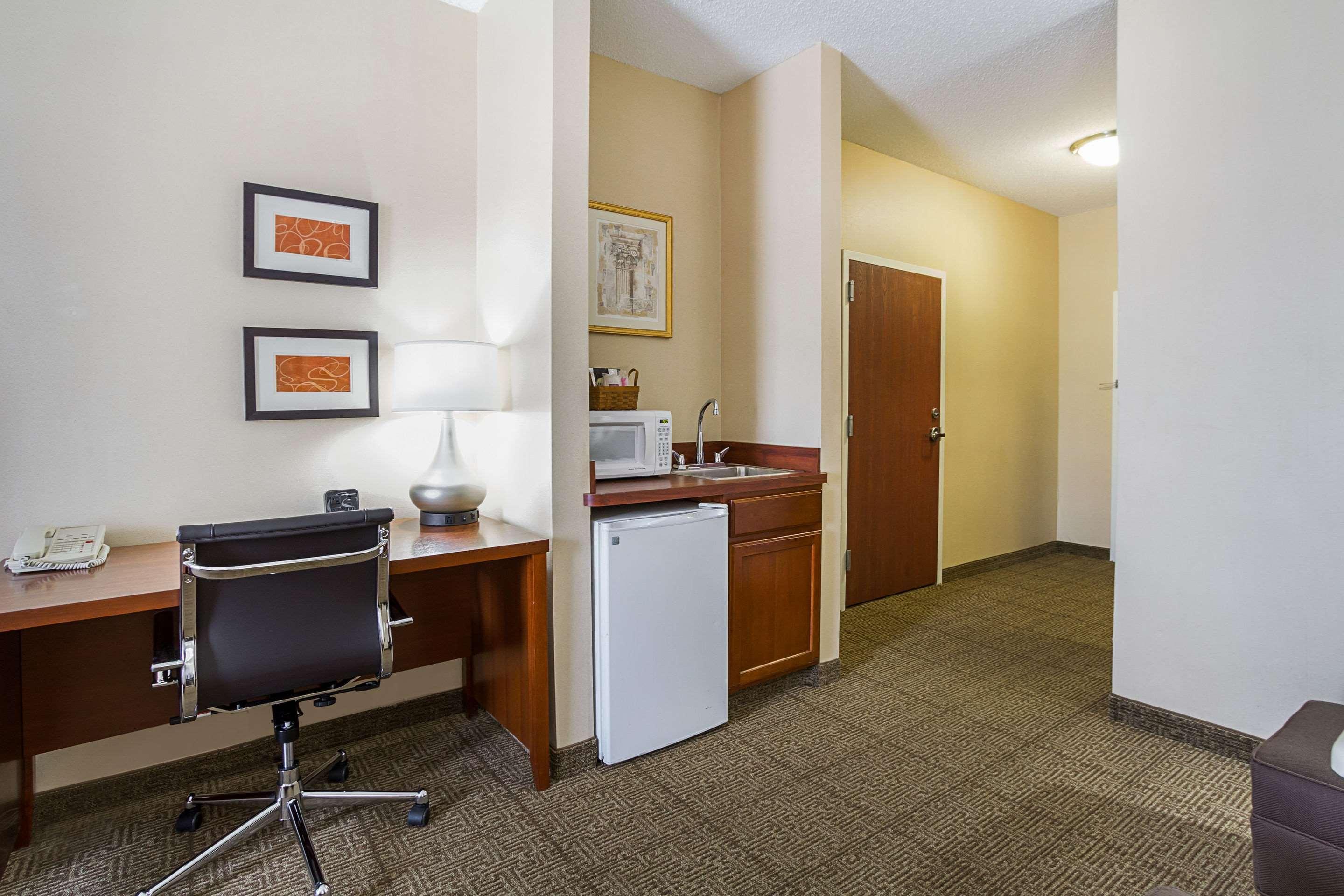 Comfort Suites Twinsburg Exterior photo