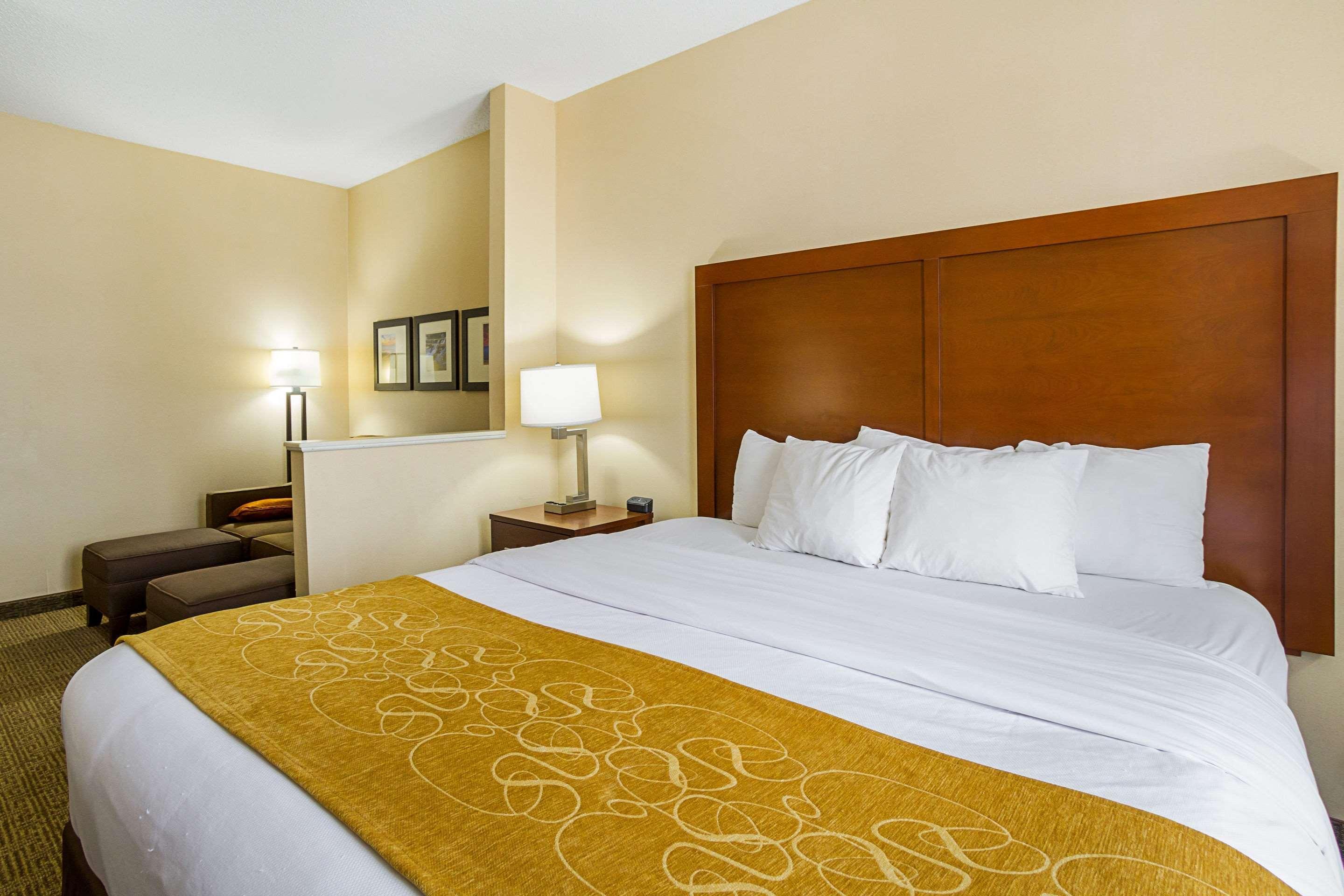 Comfort Suites Twinsburg Exterior photo