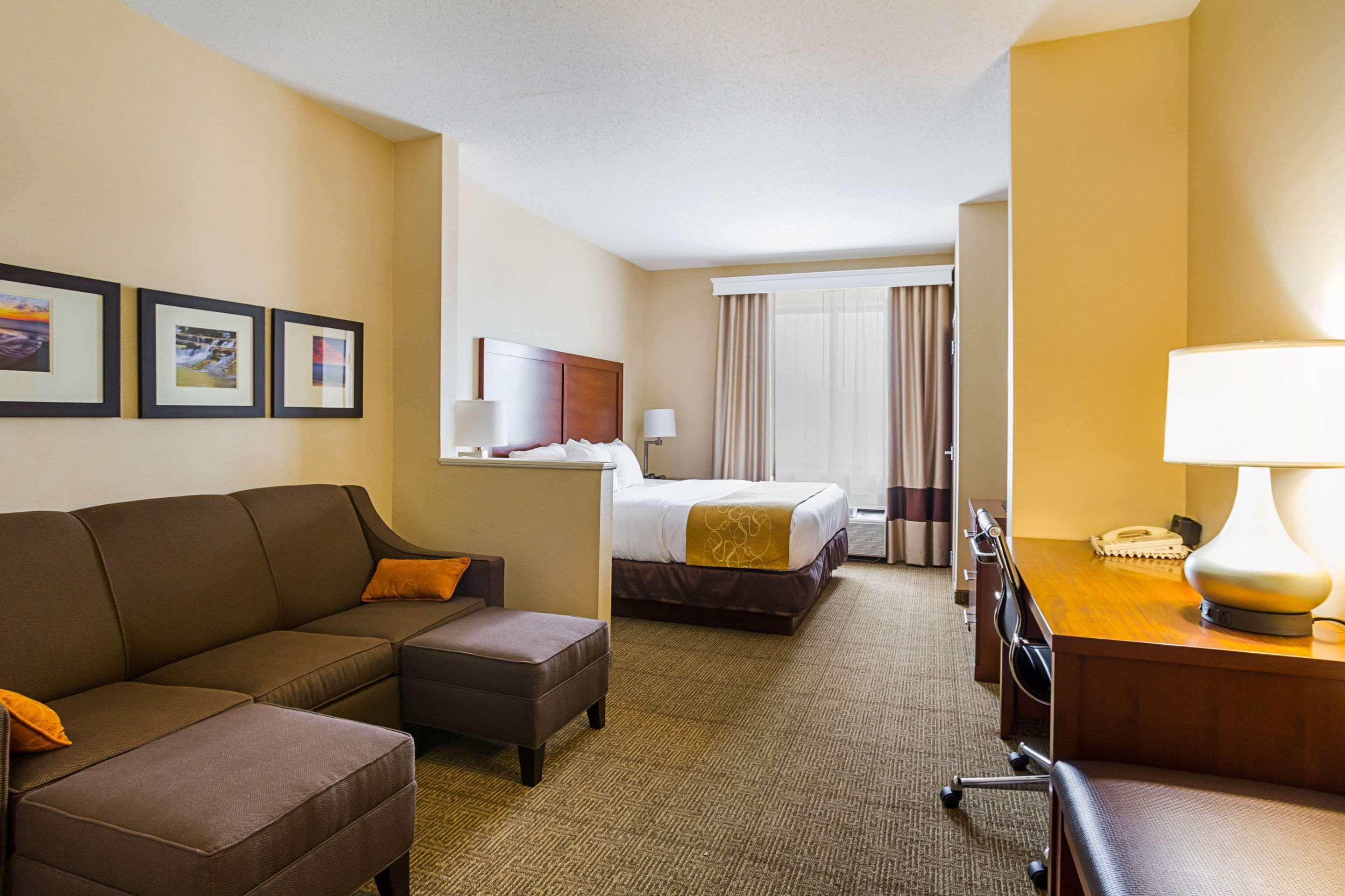 Comfort Suites Twinsburg Exterior photo