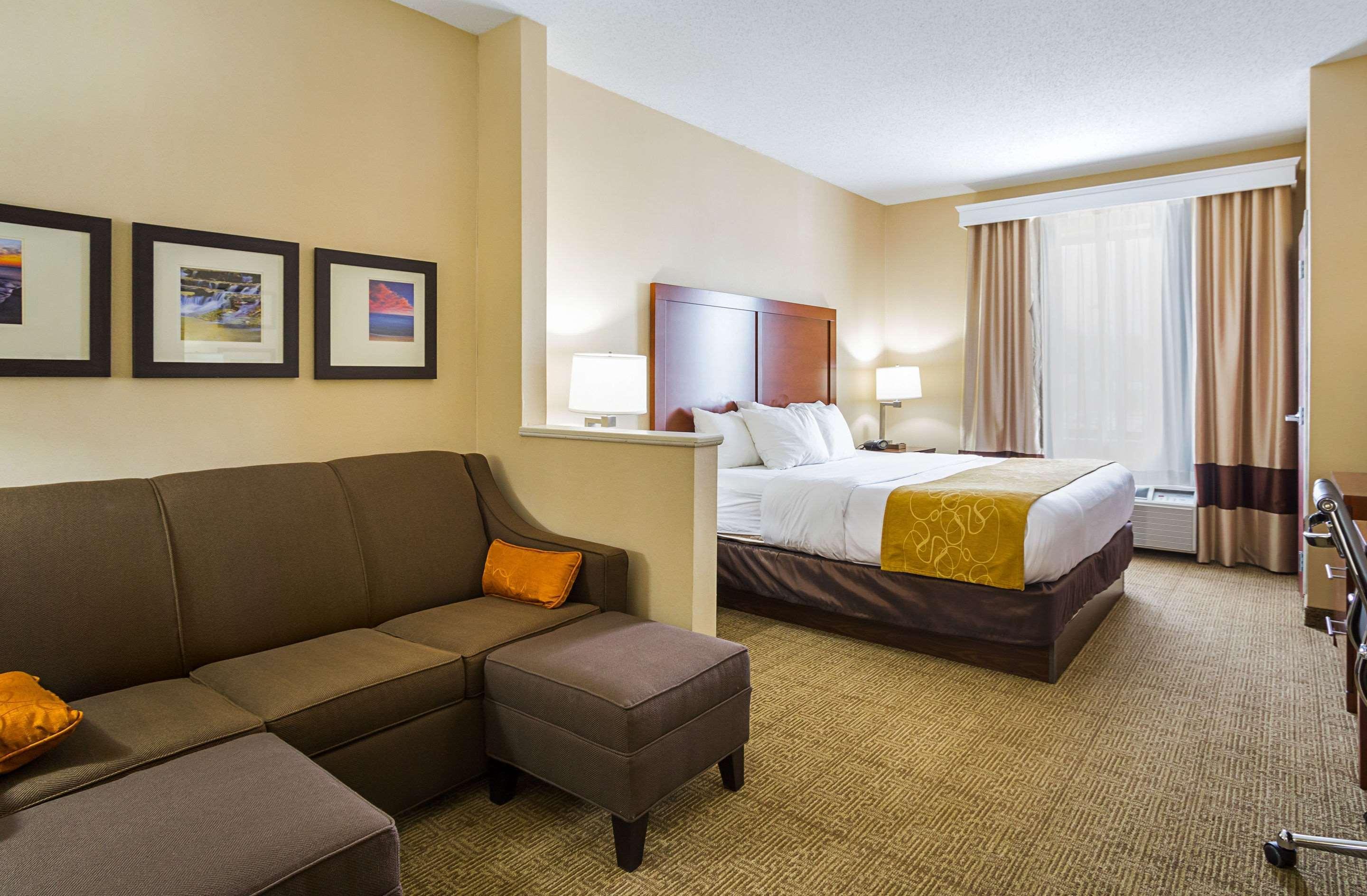 Comfort Suites Twinsburg Exterior photo