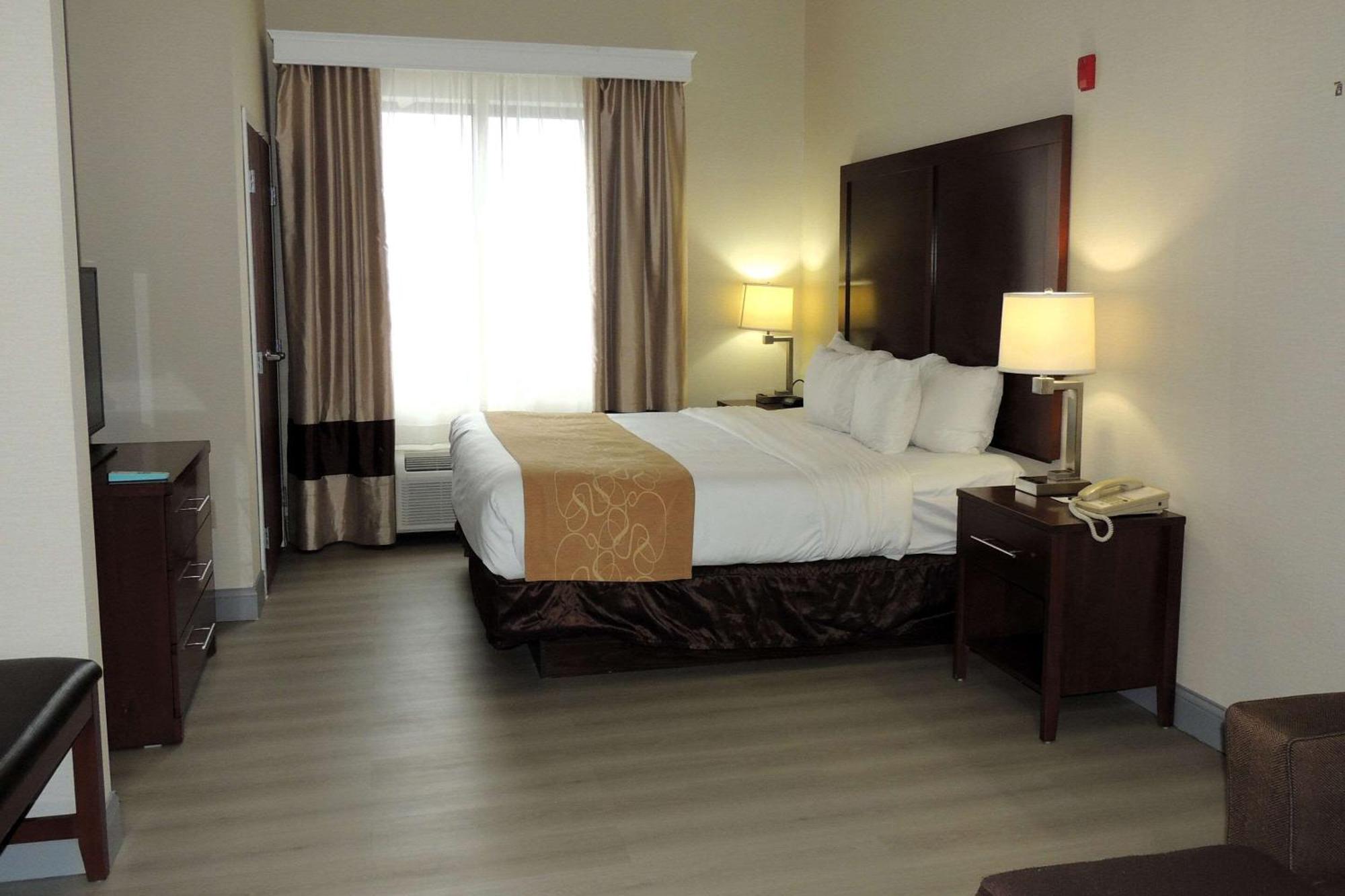 Comfort Suites Twinsburg Exterior photo